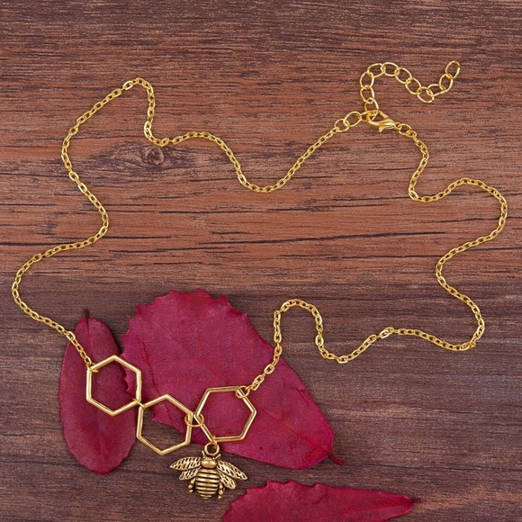 Jewelry - NEW⚡️ Trendy BEE necklace